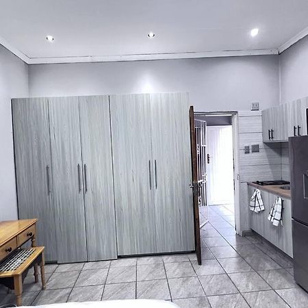 Luxury Room In The Heart Of Sw5 Vanderbijlpark Extérieur photo