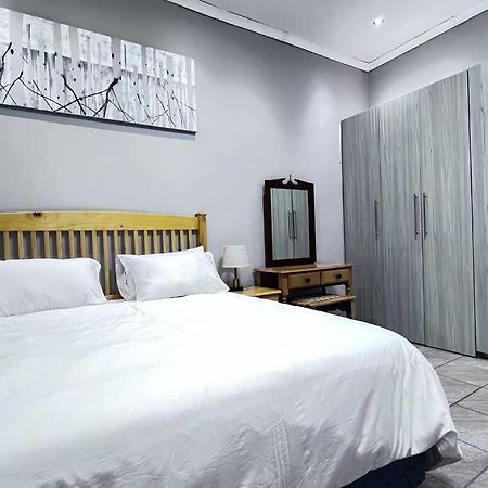 Luxury Room In The Heart Of Sw5 Vanderbijlpark Extérieur photo