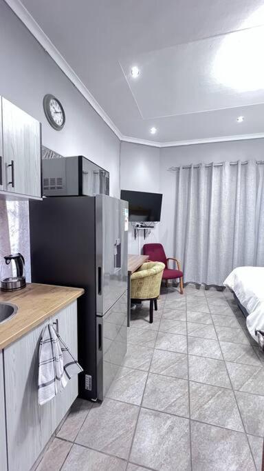 Luxury Room In The Heart Of Sw5 Vanderbijlpark Extérieur photo