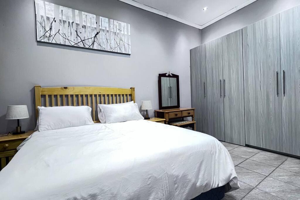 Luxury Room In The Heart Of Sw5 Vanderbijlpark Extérieur photo